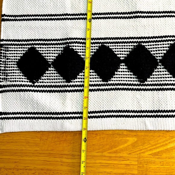 Caravan White And Black Geometric Print Woven Area Rug - 21” X 34”  🌻 NEW🌻 - Picture 3 of 5